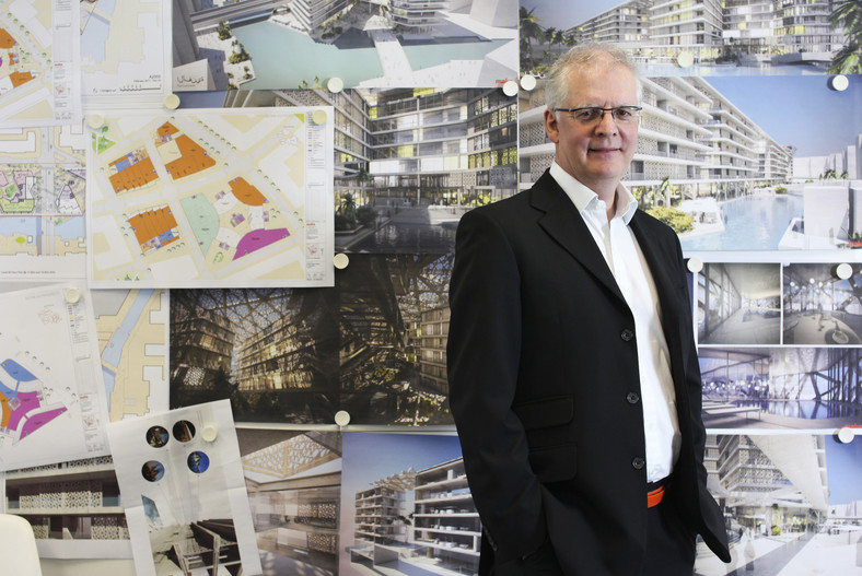 Projektant Ken Shuttleworth to twórca m.in. budynku spółki Re Swiss, zwanego Gherkin (z ang. korniszon), w londyńskim City.