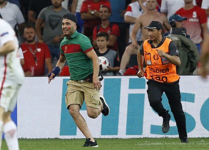 Portugalczycy nie potrafili usiedzieć na miejscu. Wbiegli na boisko. Na szczęście nie... nago