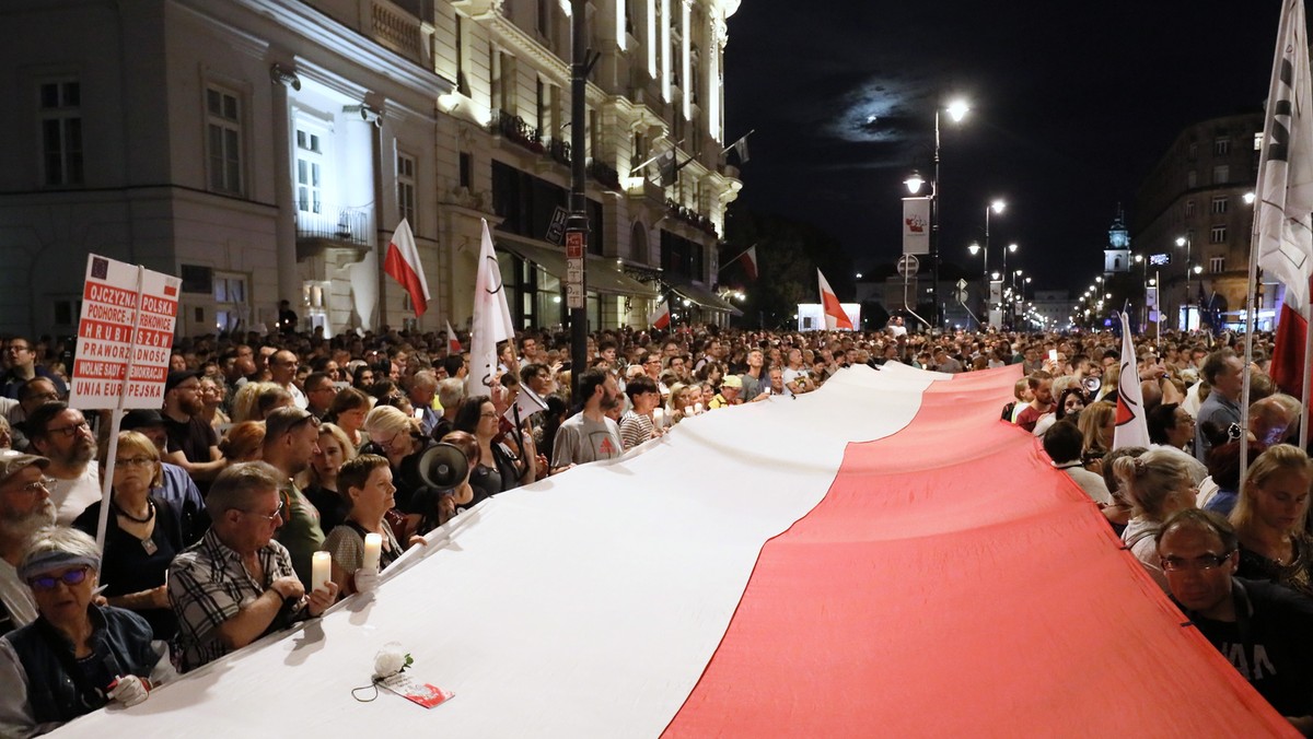 Po protestach przed Pałacem Prezydenckim w Warszawie policja poszukiwała mężczyzny, który krzyczał "ZOMO!, ZOMO!", a później popychał jednego z funkcjonariuszy. Internauci wskazywali na obywatela Ukrainy, Wiaczesława S. Prokuratura właśnie poinformowała, że mężczyzna nie brał udziału w manifestacji.