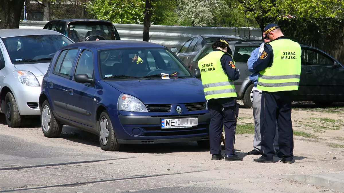 Jak nie dać się nabrać na fałszywe mandaty za parkowanie?