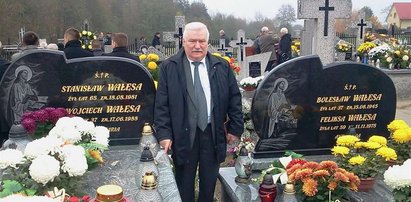 Wałęsa pokazał groby bliskich