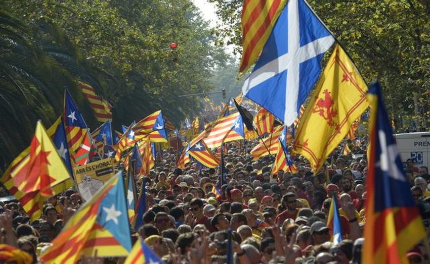 Škotske i katalonske zastave na protestima u Barseloni