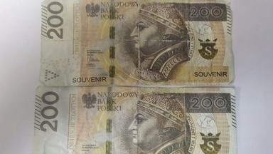 Zapłacił banknotem z napisem "souvenir". Grozi mu osiem lat więzienia