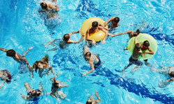 Jak zadbać o bezpieczeństwo dziecka nad wodą? Dziecko na basenie