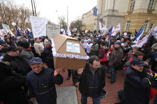 Związkowcy z Poczty Polskiej protestują przeciw zwolnieniom
