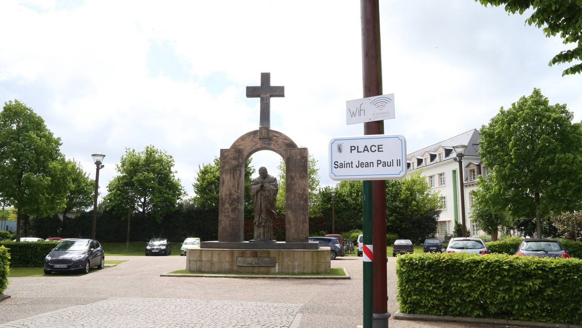 Rada miejska Ploermel w Bretanii (zachodnia Francja) zaaprobowała wczoraj jednomyślnie odstąpienie pomnika papieża Jana Pawła II katolickiej diecezji Vannes, do której należy miasteczko, za sumę 20 tys. euro. W końcu ub. roku francuska Rada Stanu nakazała usunięcie krzyża z pomnika.