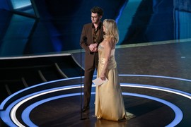 Holivudska ikona na dodeli Oskara šokirala ISKRIVLJENIM USNAMA I PREPUMPANIM LICEM: Preterala sa filerima, radila fejslifting, operisala donje kapke i nos