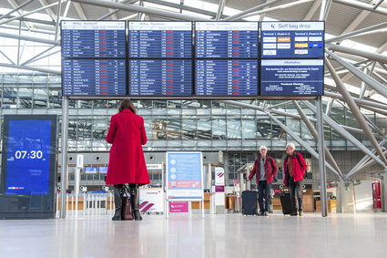 Strajki na niemieckich lotniskach, opóźnione i odwołane loty. Spór o 1 euro