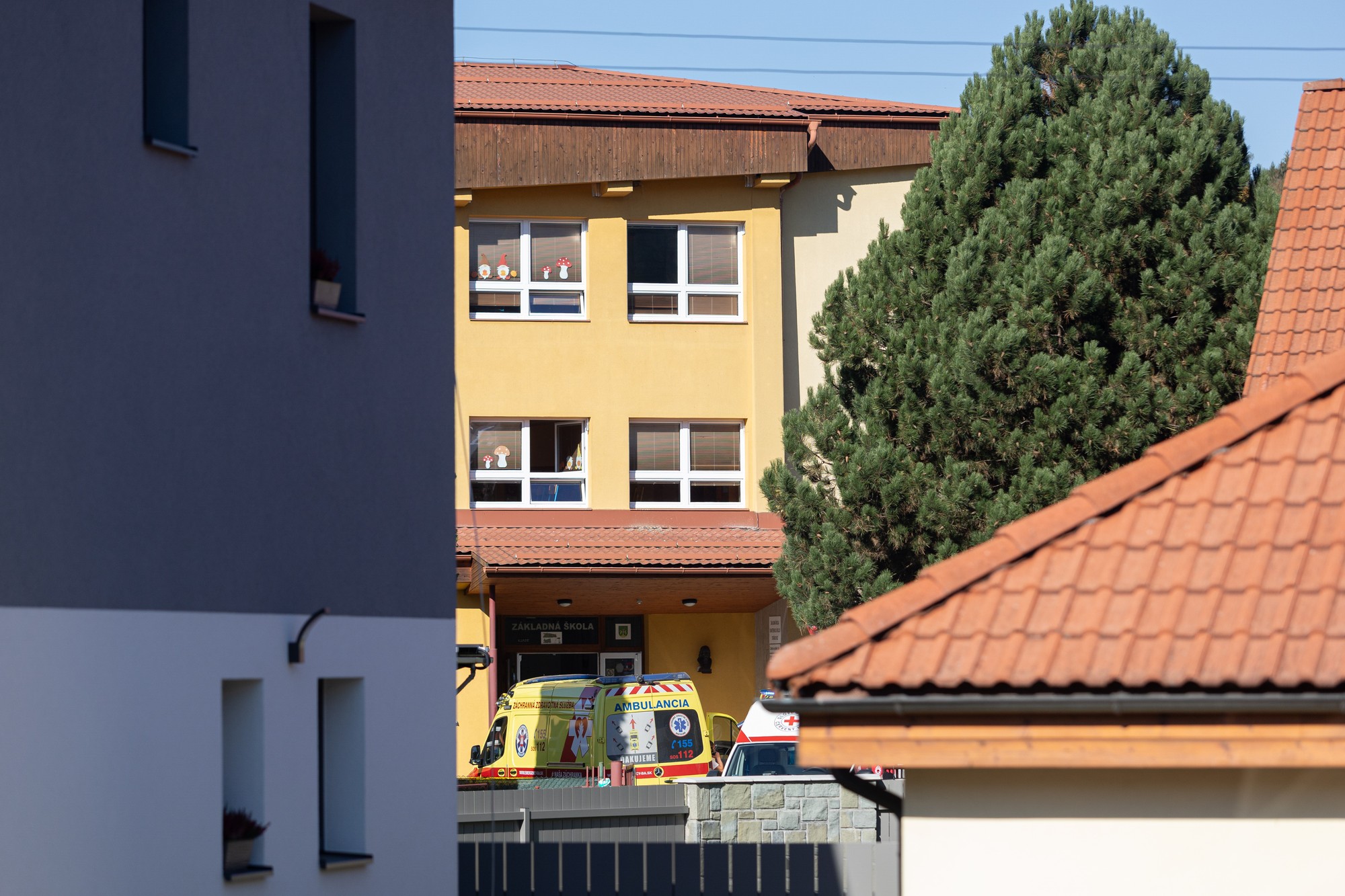Na základnej škole v obci Staškov útočil žiak.