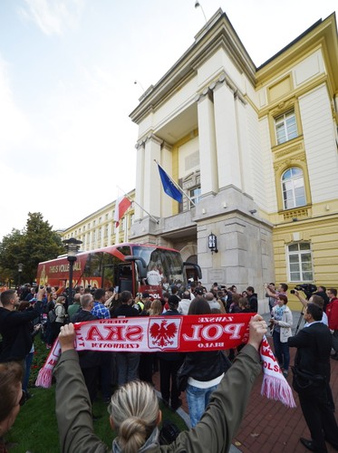 Kibice czekają na siatkarzy przed siedzibą Rady Ministrów, w której trwało spotkanie 'złotej polskiej' reprezentacji mistrzostw świata siatkarzy z nową premier Ewą Kopacz