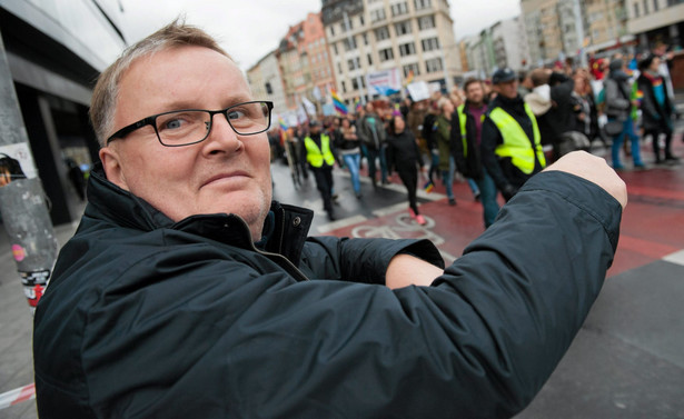 Senator PiS romansował na miesięcznicach smoleńskich? "GW": Teraz nasyła na żonę prokuraturę