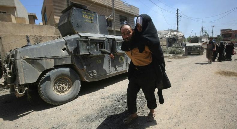 Iraqis flee their homes in west Mosul as security forces advance on the Islamic State group on May 17, 2017