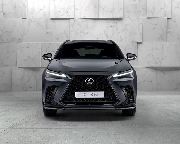 Nowy Lexus NX. Wygląda jak stary, ale jest nowy i ma plug-ina