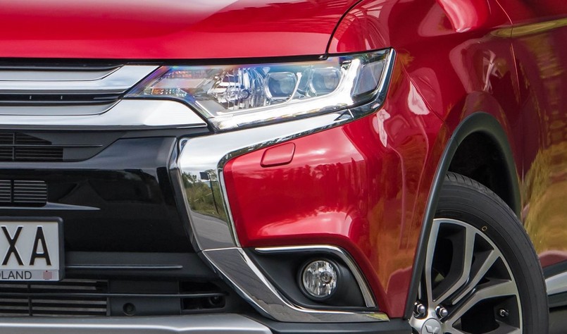 Na polskim rynku oficjalnie debiutuje nowy mitsubishi outlander. Producent ogłosił już cennik - ile wart jest na drodze japoński SUV w nowej odsłonie? Poprzedni model można było podejrzewać o to, że jego poszczególne elementy połączono gumą arabską. Nawet sami przedstawiciele Mitsubishi przyznają, że docierały do nich takie opinie. Dziś inżynierowie są dumni z wprowadzenia ponad 100 zmian w tym aucie.