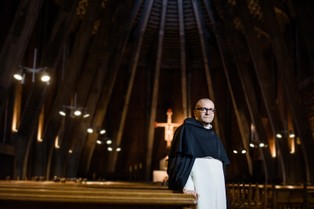 Dominikanin Paweł Kozacki: Kościół sam się krzywdzi. Proces laicyzacji postępuje [WYWIAD]