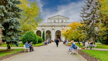 wyjazd do sanatorium 2026: prywatnie czy na nfz? [porównanie]