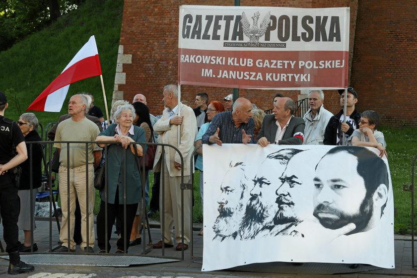 Jarosław Kaczyński przy grobie brata. Nie obyło się bez protestów