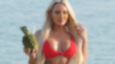 Amber Turner w czerwonym bikini. Co za figura!