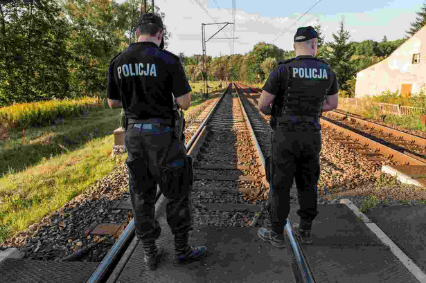 Wałbrzych, 30.08.2015. Policjanci patrolują okolice torów kolejowych w pobliżu 62. kilometra trasy łączącej Wrocław z Wałbrzychem, 30 bm. W środę 26 bm. wałbrzyski magistrat poinformował o otrzymaniu pisma dot. znalezienia na terenie miasta pociągu z czasów II wojny światowej, którym może być zaginiony "złoty pociąg", mogący zawierać wartościowe przedmioty. (zuz) PAP/Maciej Kulczyński