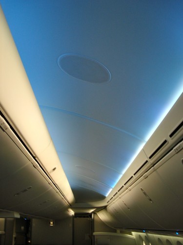 W Boeingu 787 zainstalowano oświetlenie ledowe, którego kolor zmienia się wraz ze zmianą stref czasowych i porą dnia