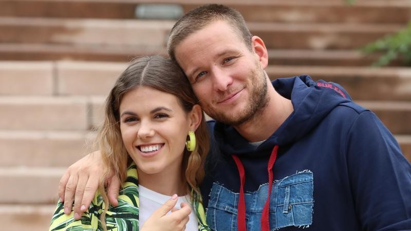 Istenes Bence és Csobot Adél Karaoke partiztak az autóban - Blikk