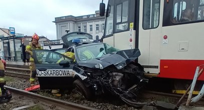 Groźny wypadek w Gdańsku. Samochód Służby Celno-Skarbowej zderzył się z tramwajem. Trzy osoby ranne