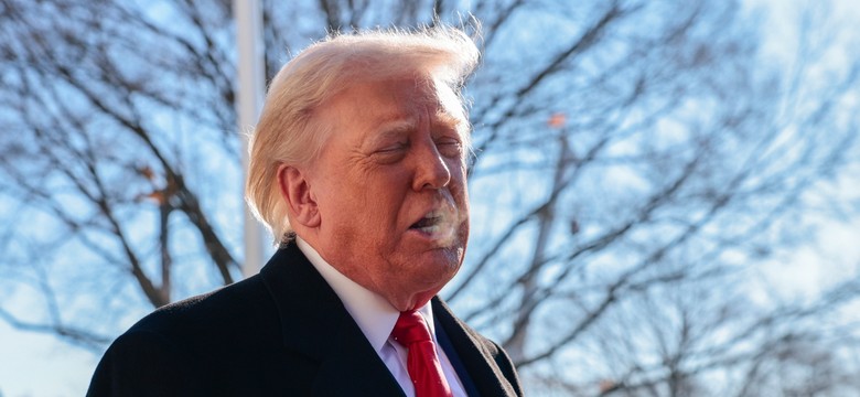 Prezydent USA pokazał środkowy palec pracownikowi fabryki. Jest nagranie