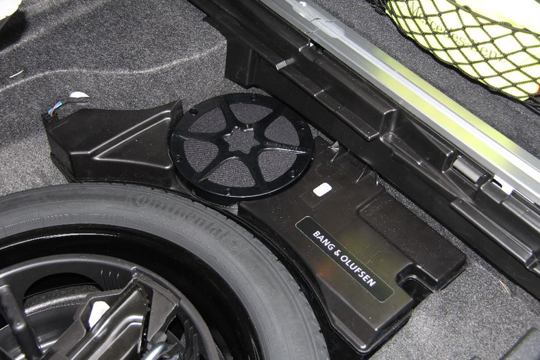 W bagażniku Mercedesa CLS zmieszczono aktywny subwoofer Bang &amp; Olufsen.