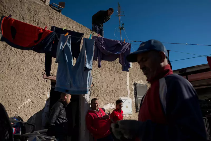 Nielegalni pracownicy budują swoje domy pomiędzy szklarniami / fot. JORGE GUERRERO/AFP/East News