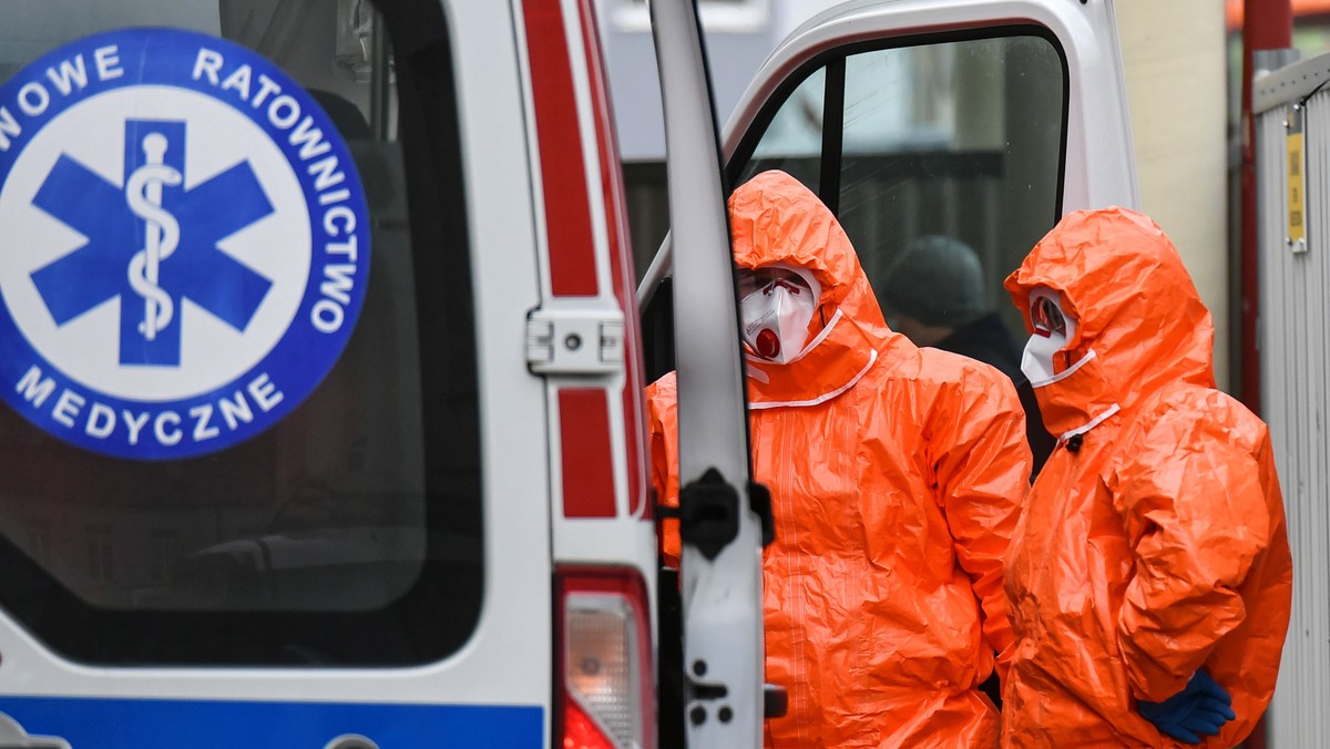 koronawirus lekarze pogotowia karetka szpital wirus 