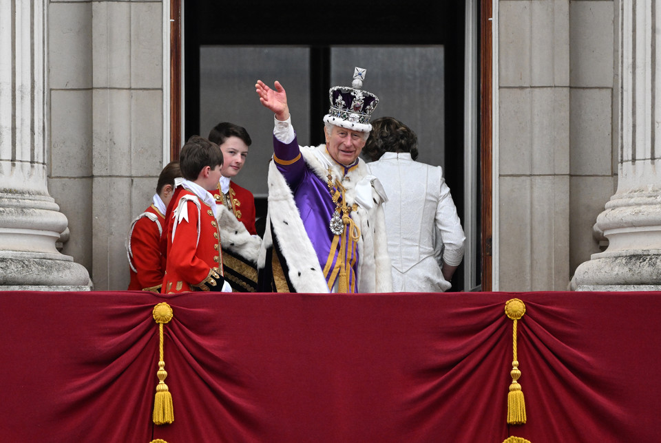 Koronacyjne pozdrowienia na balkonie pałacu Buckingham