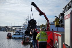 Samochód wjechał do Odry. Mężczyzna był przykuty do kierownicy