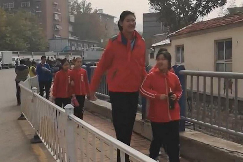 Chiny: Ma 11 lat i ponad 2 m wzrostu. To najwyższa dziewczynka świata?