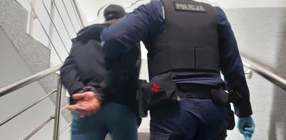 36-latek ściągnął na siebie wielkie kłopoty. To policjanci znaleźli w jego samochodzie