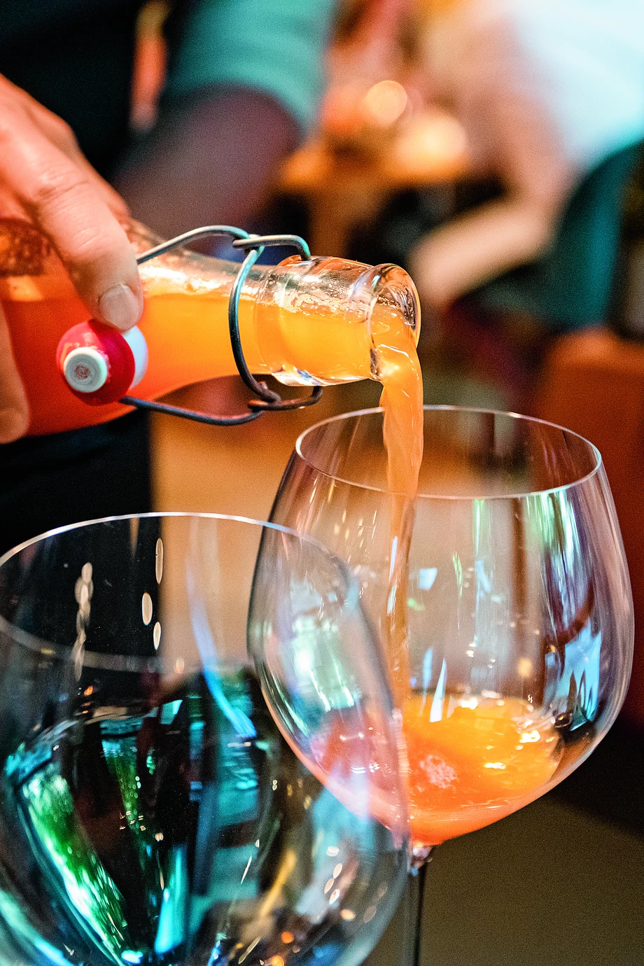 Plastik nie jest mile widziany – w zrównoważonej restauracji soki i napoje przygotowywane są na miejscu i przechowywane w szklanych butelkach.