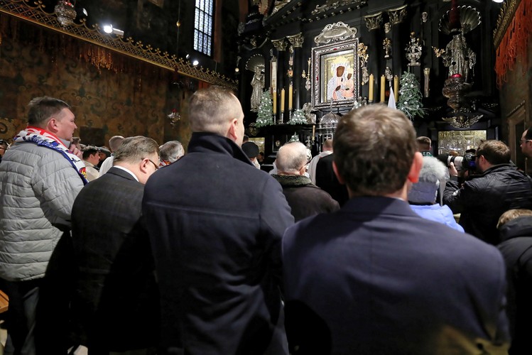 Msza św. w Kaplicy Cudownego Obrazu. XI Patriotyczna Pielgrzymka kibiców na Jasną Górę