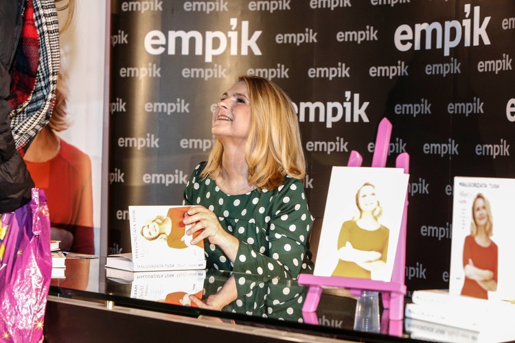 Małgorzata Tusk podpisuje swoją książkę