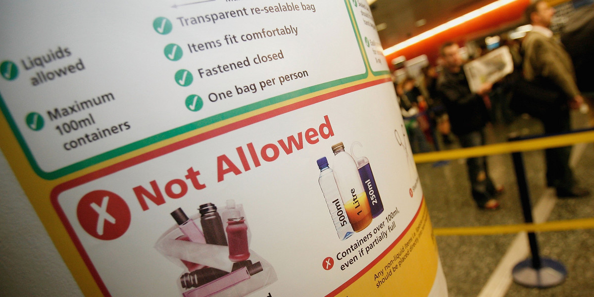 Restrykcyjne zasady dotyczące przewozu płynów w bagażu podręcznym działają od 2006 r.
