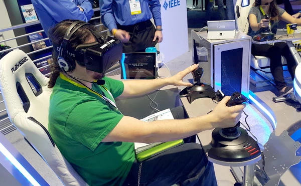 W połączeniu z joystickiem można dzięki hełmom VR zasiąść za sterami samolotu