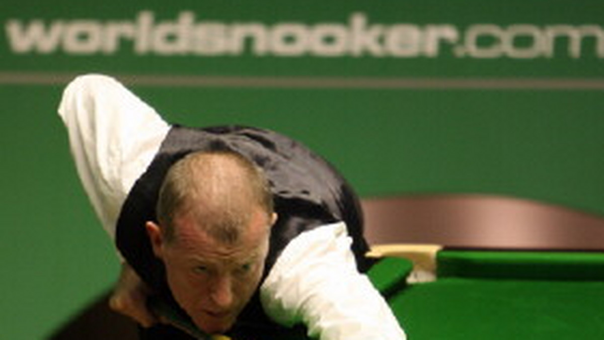 Sześciokrotny mistrz świata, Steve Davis zagra w drugiej rundzie snookerowego czempionatu. Anglik, dla którego tegoroczny występ jest jubileuszowym, trzydziestym w Crucible Theatre pokonał, po trwającym ponad siedem godzin meczu, Marka Kinga 10:9.
