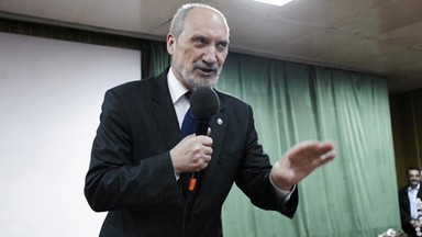 Macierewicz: wszystko zaczęło się około 50 metrów przed brzozą