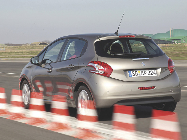 Peugeot 208 kontra Fiat Punto i Chevrolet Aveo: lew ruszył na łowy