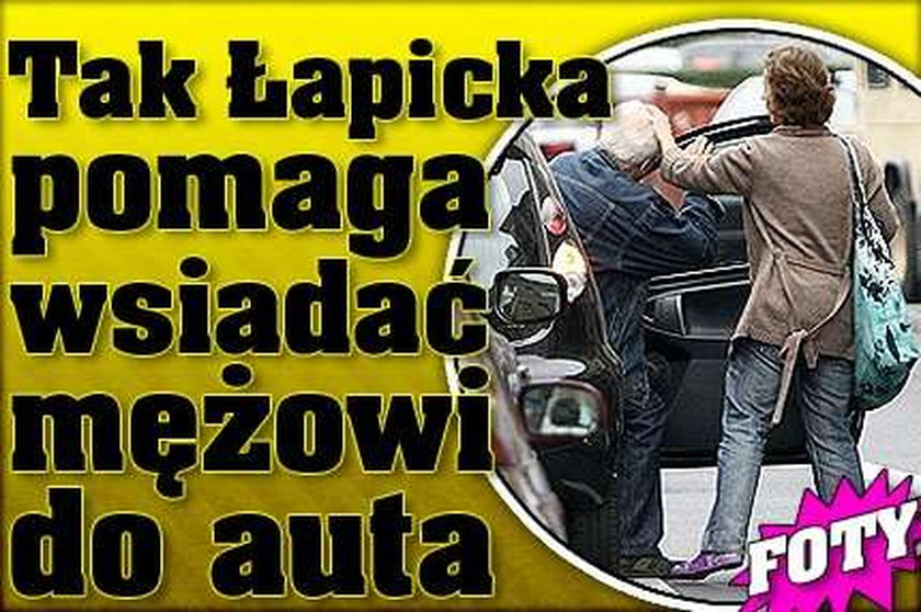 Tak Łapicka pomaga wsiadać mężowi do auta. ZDJĘCIA