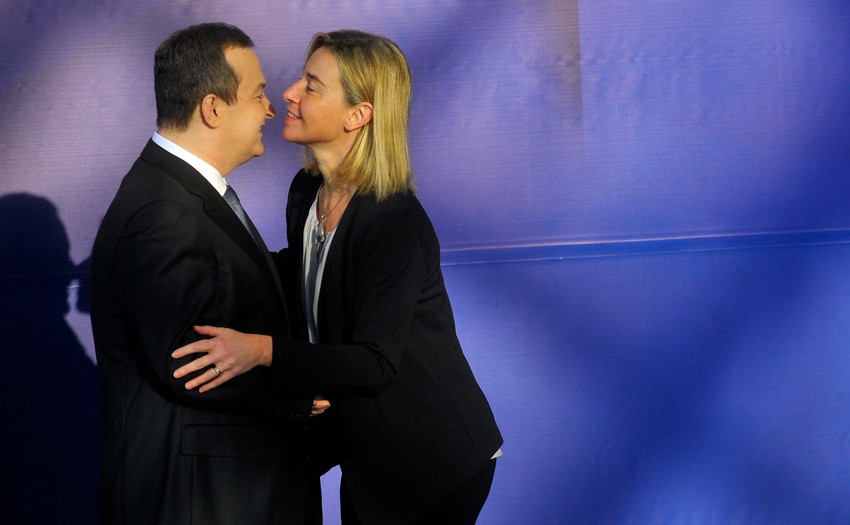 Dačić se pozdravlja sa visokom predstavnicom EU Federikoim Mogerini