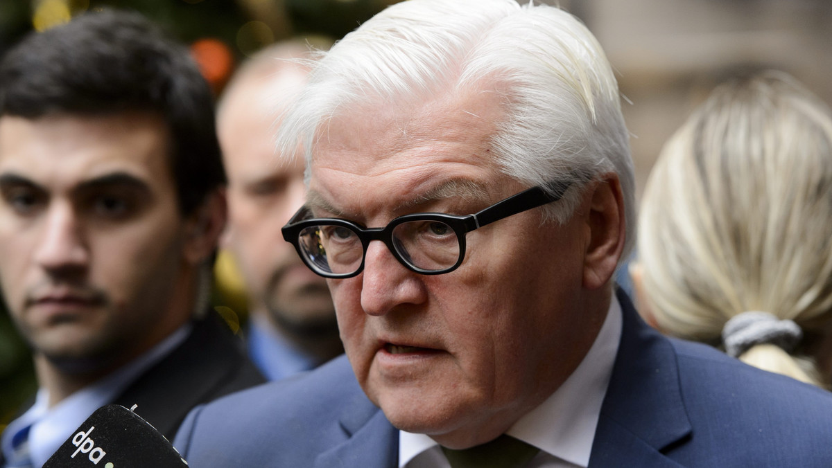 Szef MSZ Niemiec Frank-Walter Steinmeier powiedział w wywiadzie dla niemieckiego tygodnika "Der Spiegel", że w obecnej sytuacji należy "rozmawiać z Polakami, a nie o nich". Zaznaczył, że Berlin nie chce narażać na szwank opartych na zaufaniu relacji z Warszawą.