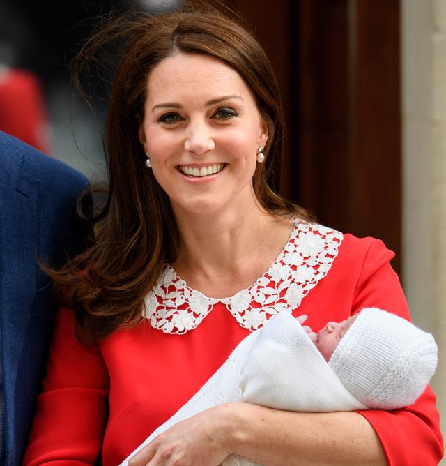 Kate Middleton a harmadik gyermekével