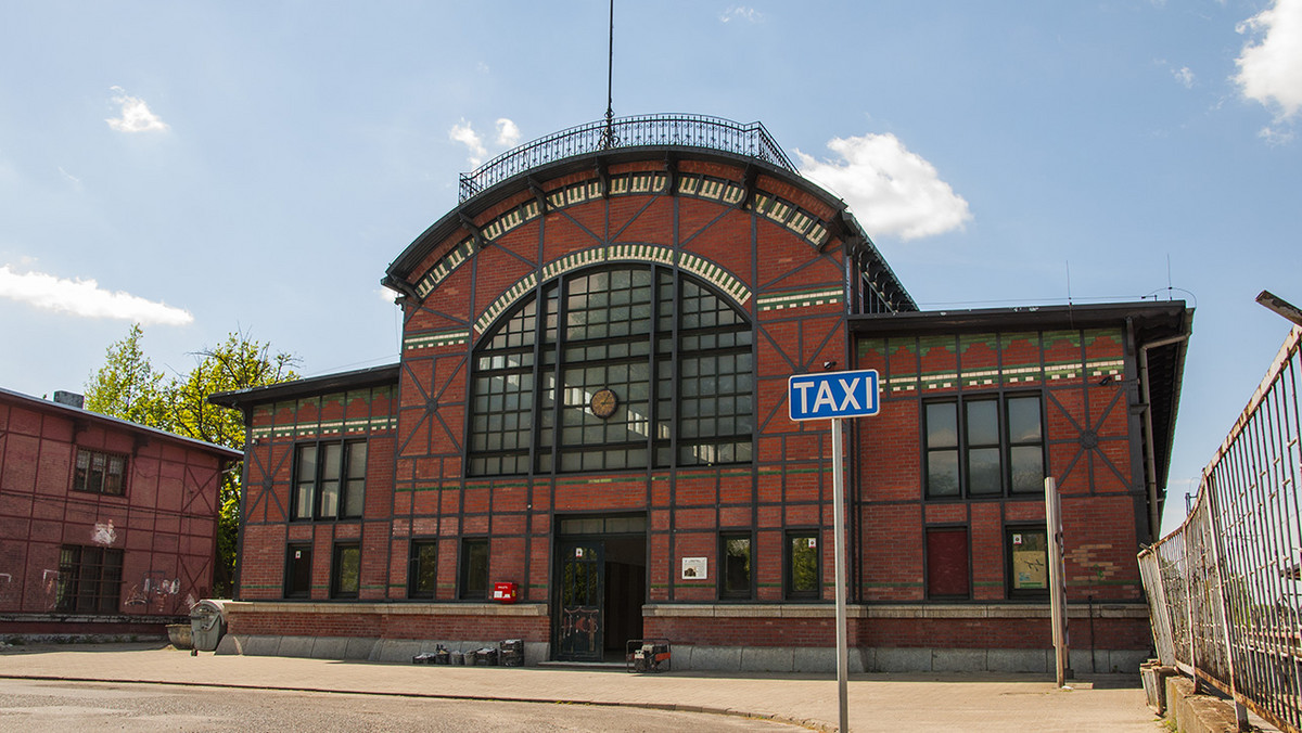 Samorząd Rudy Śląskiej rozpoczyna rewitalizację zabytkowego dworca kolejowego w dzielnicy Chebzie. W efektownym, częściowo odnowionym z zewnątrz w poprzednich latach budynku, siedzibę znajdzie miejska biblioteka. Dworzec nadal będzie też obsługiwał pasażerów.