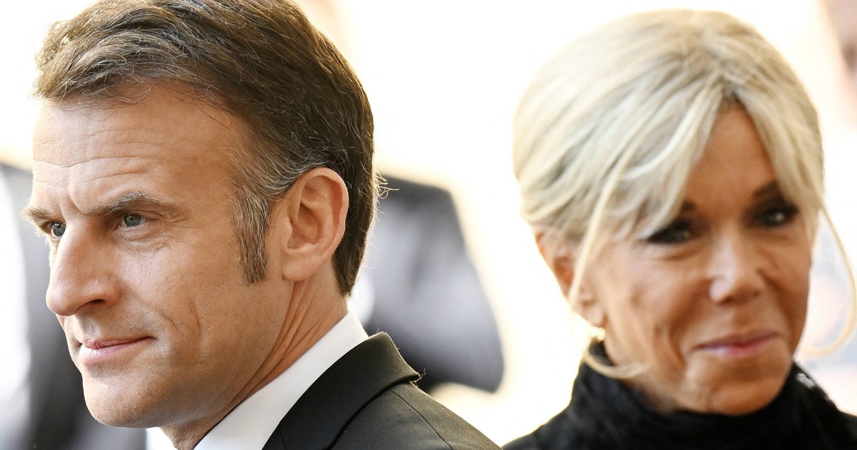 Macron dostał w twarz, bo zdradzał żonę? Miało chodzić o SMS-a. "Wiadomości posuwały się za daleko"