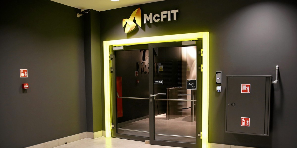 McFIT to niemiecka sieć fitness obecna w kilku krajach Europy. W Polsce można skorzystać z jej usług m.in. w Warszawie, Krakowie, Wrocławiu, Poznaniu, Szczecinie i Gdyni. Pierwszy lokal w naszym kraju otworzyła w 2014 roku. 