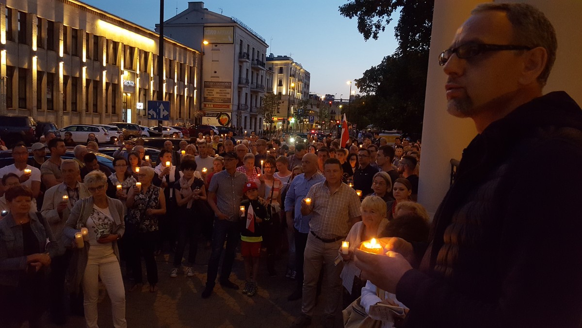 Przedstawiciele Komitetu Obrony Demokracji zapowiedzieli, że dziś odbędzie się ostatnia demonstracja w obronie niezależnych sądów. To koniec protestów, podczas których domagano się potrójnego weta. Wczoraj prezydent Andrzej Duda zawetował ustawy o KRS i SN, a we wtorek podpisał ustawę o ustroju sądów powszechnych.